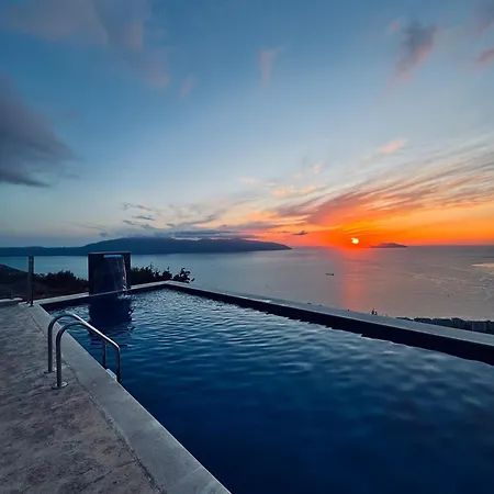 Hotel E Diellit 4*