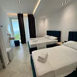 Hotel E Diellit 4*